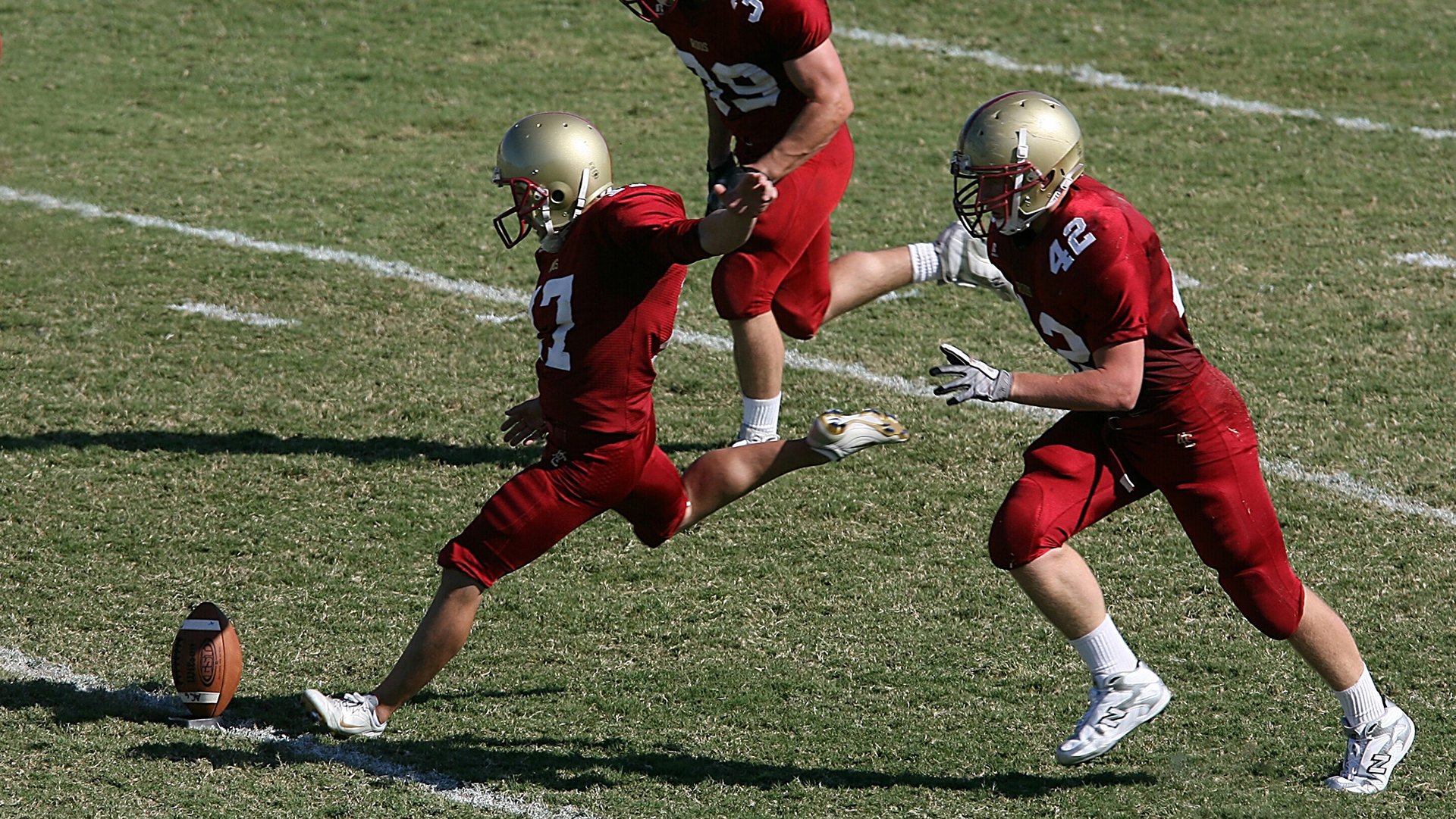 蛙泳选手划幅扩大、润滑度明显提升，蛙泳划手速度要求慢还是快